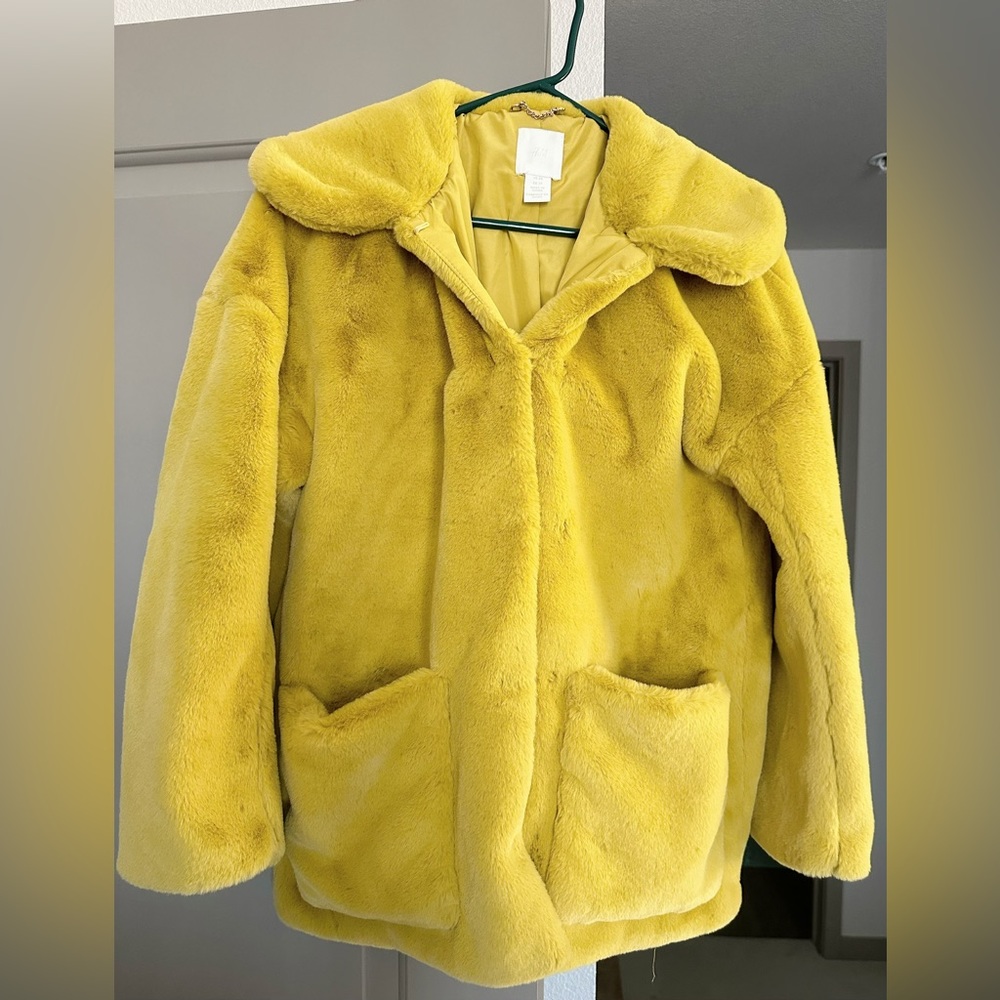 Brand new women’s faux fur jacket in a bright yellow from H&M size extra small
